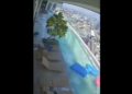 En video quedó registrado el aterrador momento del terremoto en Birmania, cuando turistas disfrutaban en una piscina del ultimo piso de su hotel y empezó a balancearse todo. 